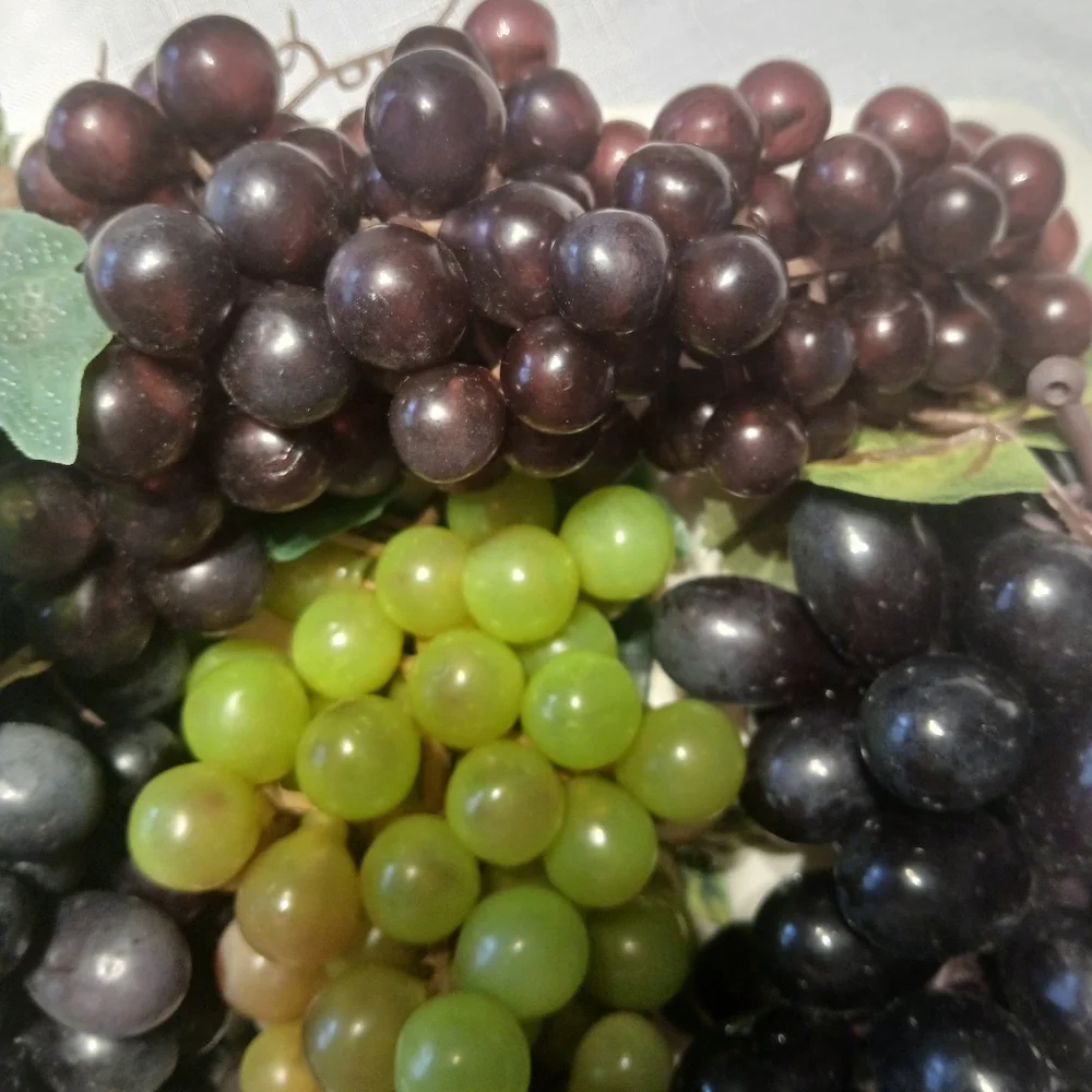 Lot 4 Realistic Decorative Grapes Rubber Fruit with Italian Ceramic Platter